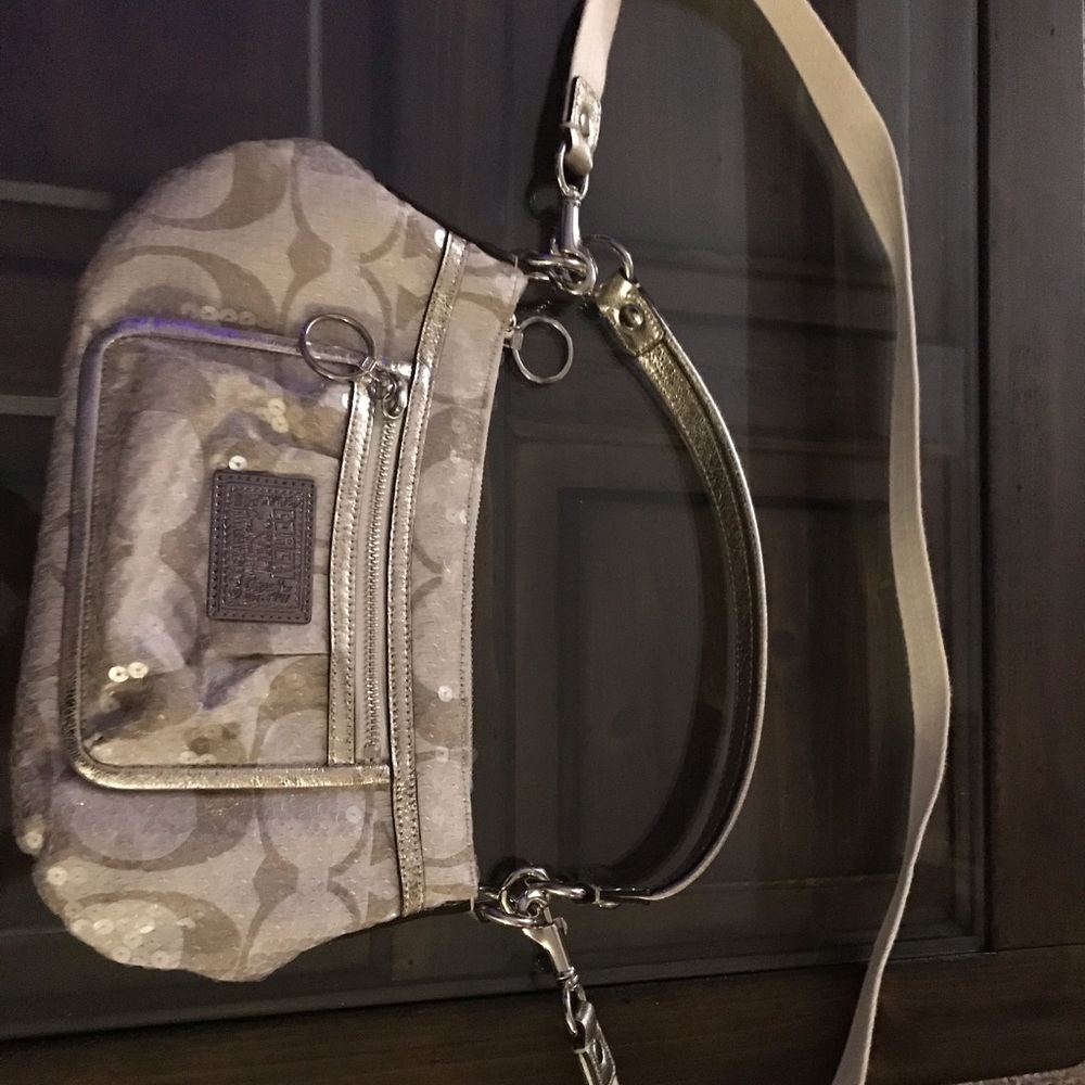 NWOT Signature Poppy coach Bag, w/ shoulder strap.